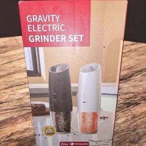 NIB Gravity Electric Grinder Set - Black and White